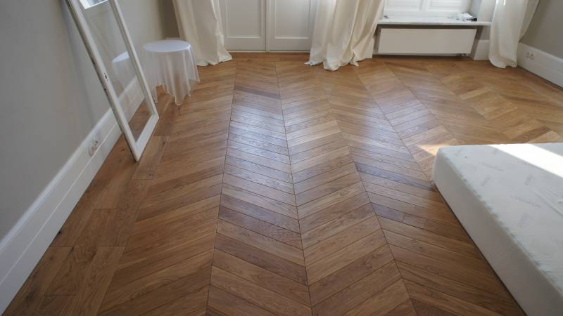 Dlaczego zimą mogą pojawić się w parkiecie szczeliny?