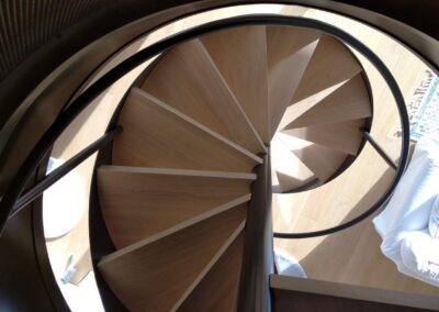 Schody kręcone na konstrukcji stalowej